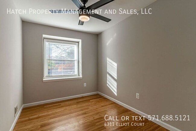 Building Photo - 3 Bed, 3 Level Townhome