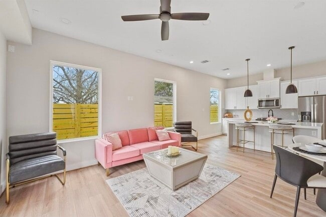 Building Photo - 835E Dorchester St