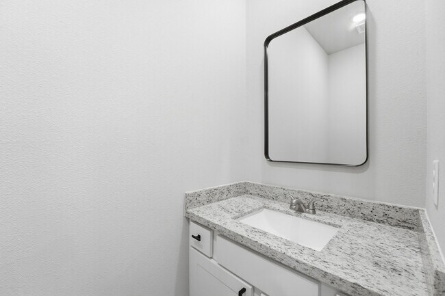 Building Photo - 15618 Sycamore Dr