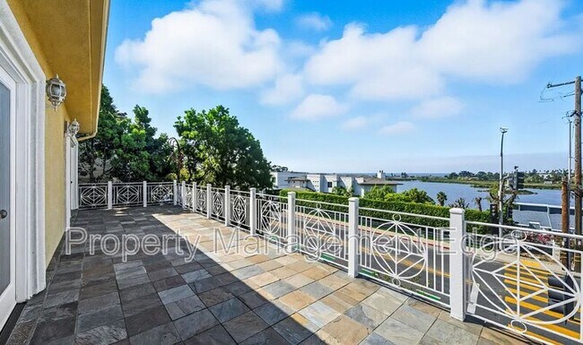 Building Photo - 1107 Las Flores Dr