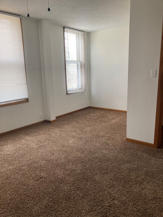 Building Photo - 598 Loras Blvd