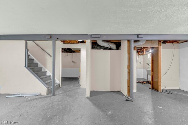 Building Photo - 15901 Edgewood Ave