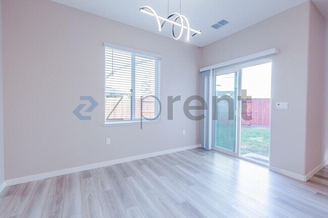 Building Photo - 2766 Bedell St