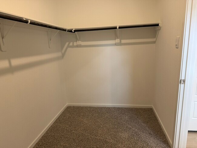 Building Photo - 407 Robin Ct