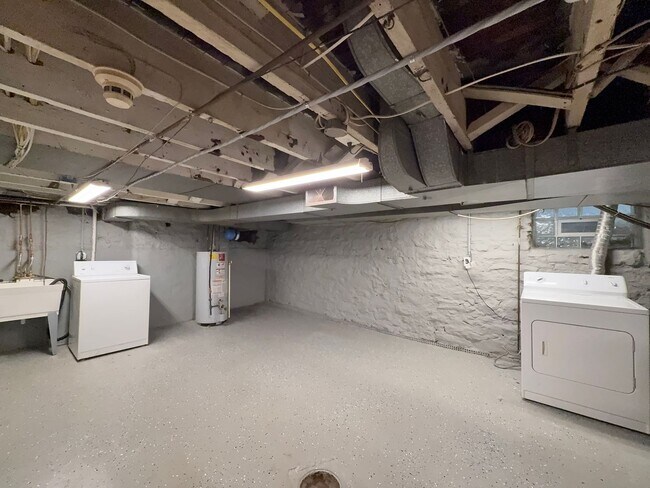 Building Photo - Updated 3BR house with fenced yard!