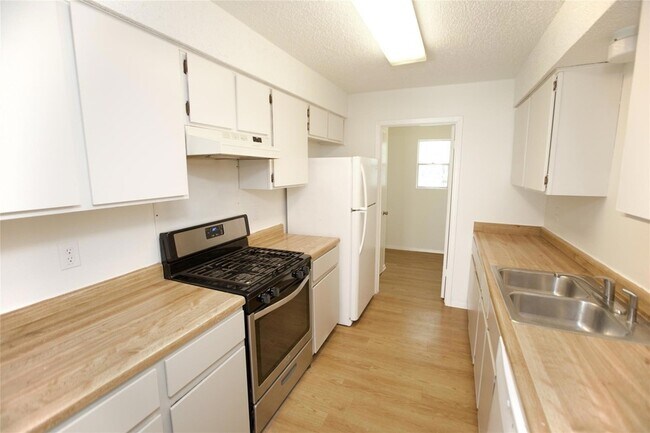Building Photo - 2206 Spring Breeze Dr