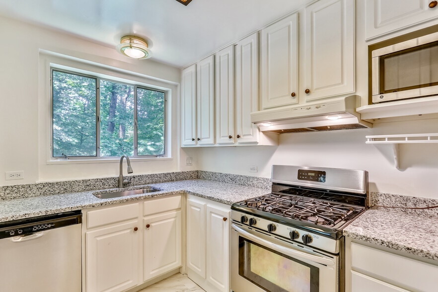 Plenty storage space in the kitchen - 10412 Montrose Ave