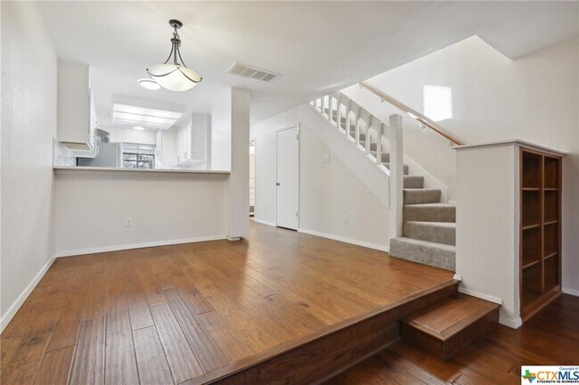 Building Photo - 7122 Wood Hollow Dr
