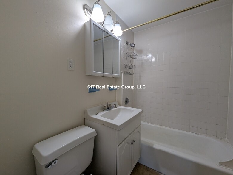 Building Photo - 122 Dustin St