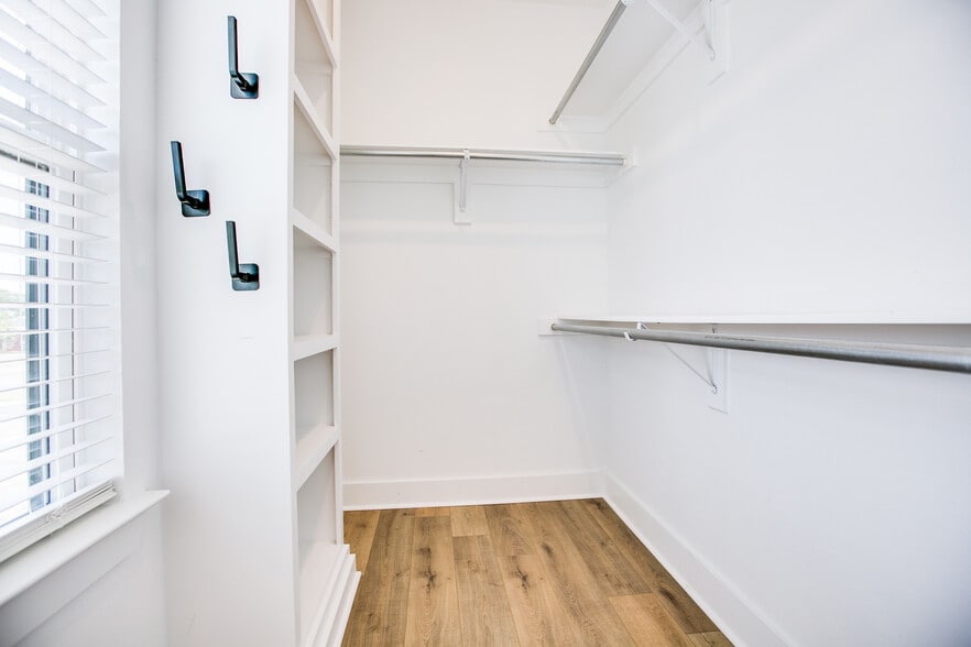 Building Photo - 1009 Holiday Dr