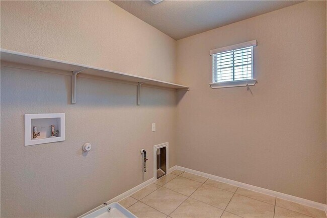 Building Photo - 2212 Bettylou Ln