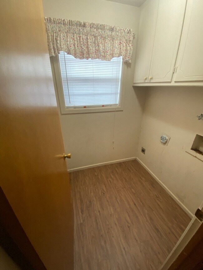 Building Photo - New Flooring in Living/Bedrooms & Other Up...