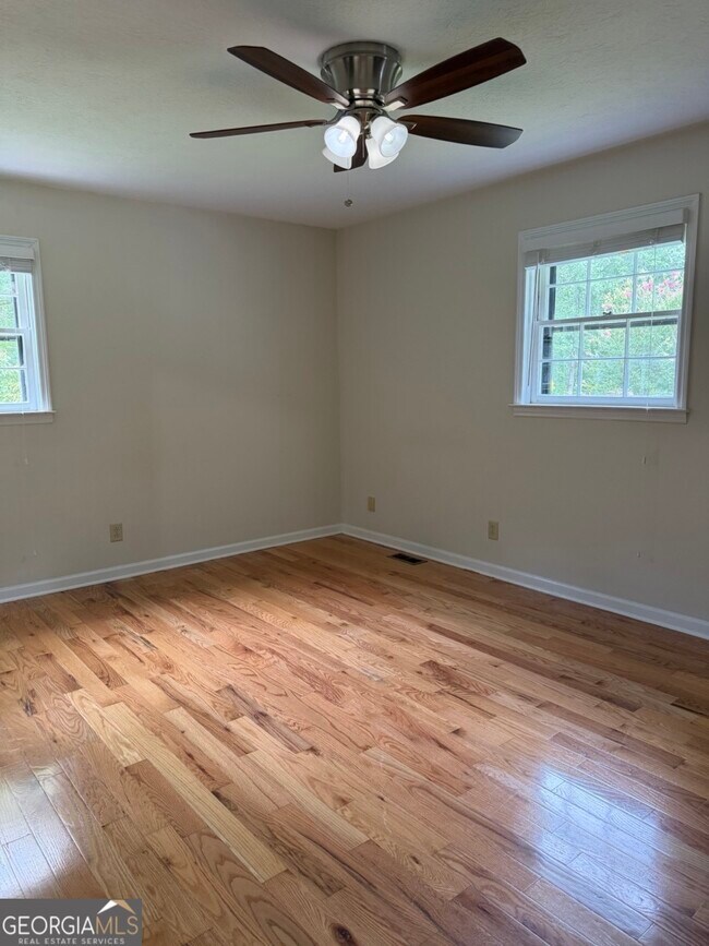 Building Photo - 402 Skyline Dr