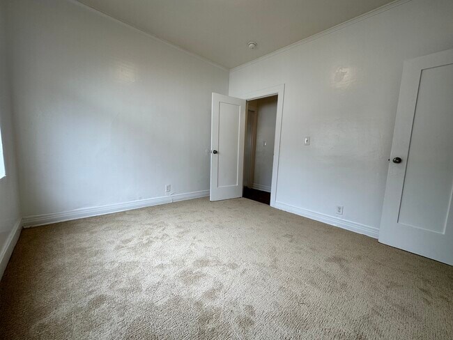 Building Photo - 1053 Dundas St