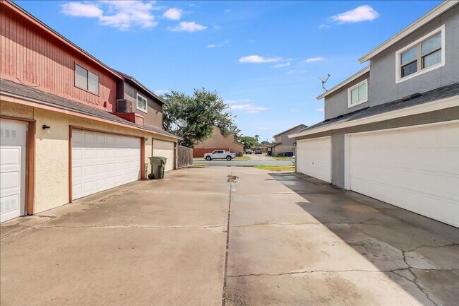 Building Photo - 11205 Willowood Creek Dr