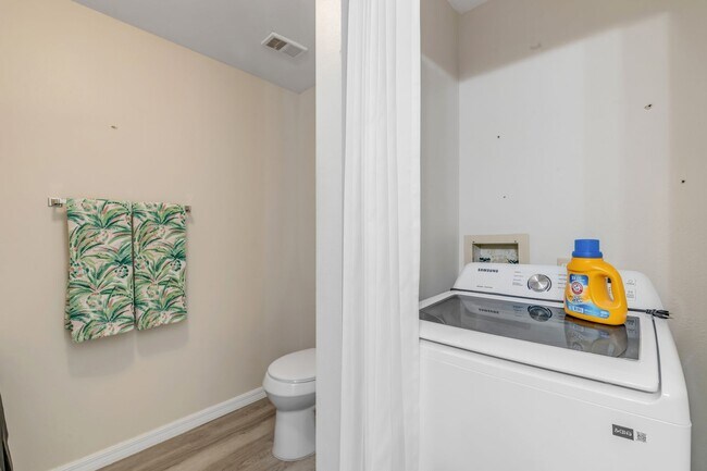 Building Photo - Spacious, sleek & central: 2Bedroom/2Bath condo in Daytona Beach!