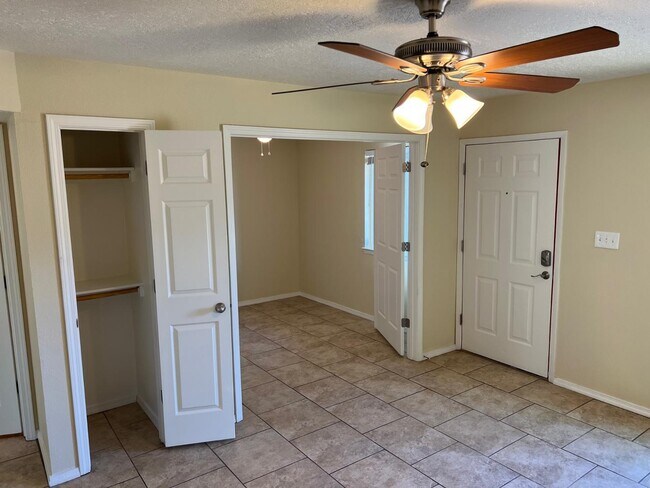 Building Photo - 1816 Buena Vista Dr SE
