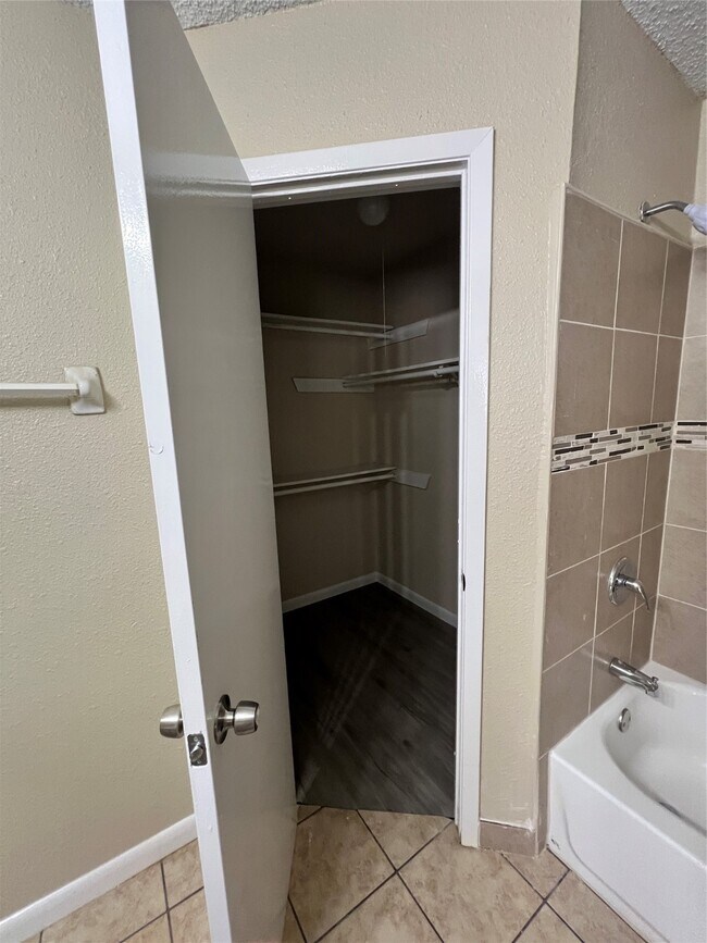 Building Photo - 15826 Willmore Ln