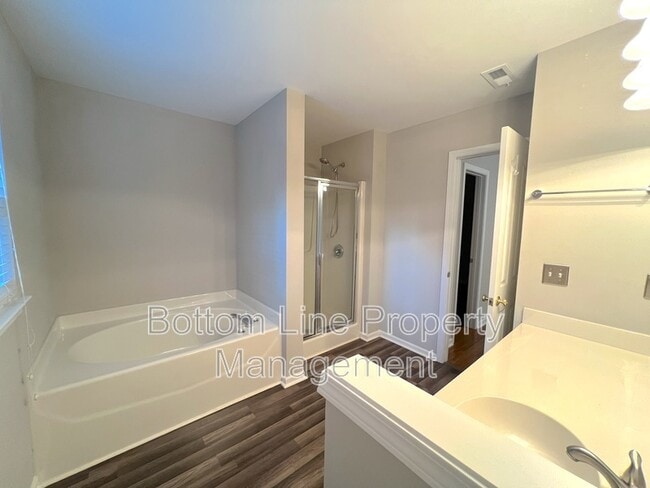 Building Photo - 10814 Princeton Village Dr