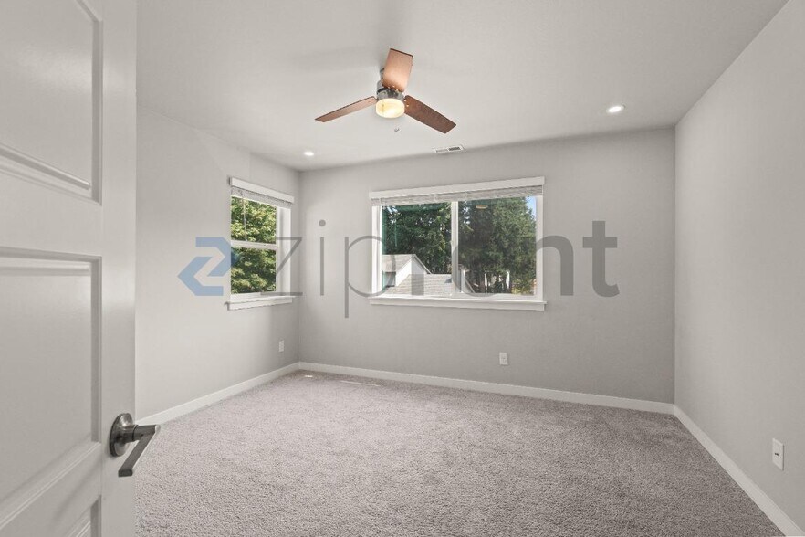 Building Photo - Unit