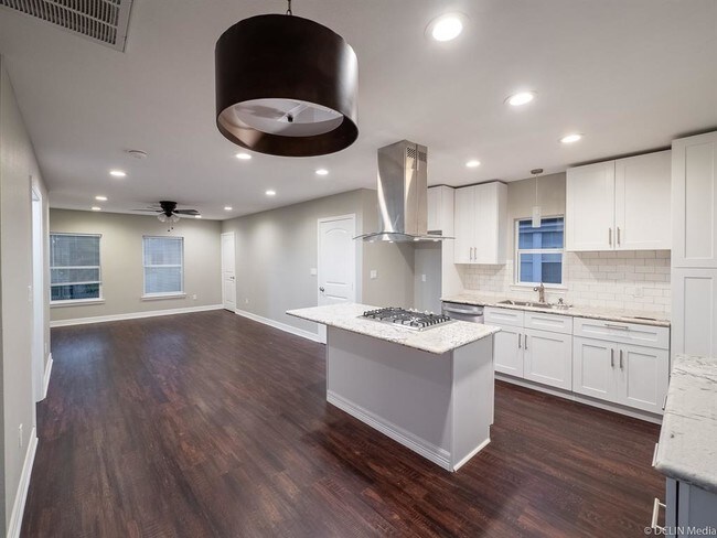 Building Photo - 2421 Truxillo St