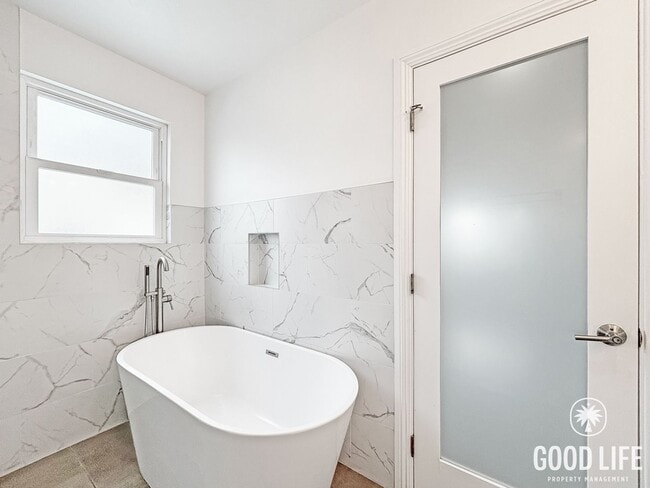 Building Photo - Inviting 3BD/2BA South Park Home with Turf Yards, Hardwood Floors & A/C