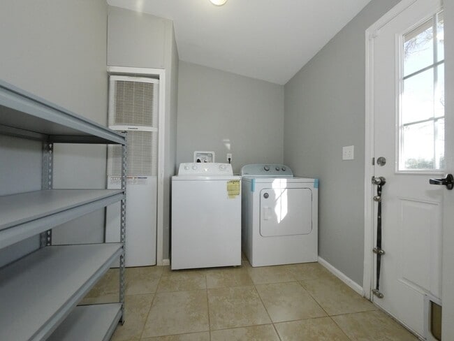 Building Photo - 916 Simpson Rd