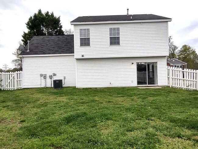 Building Photo - Move-In Ready Home located in the Back Cre...