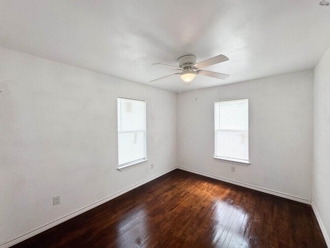 Building Photo - 406 2nd St