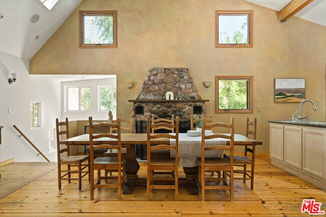 Building Photo - 2026 Topanga Skyline Dr