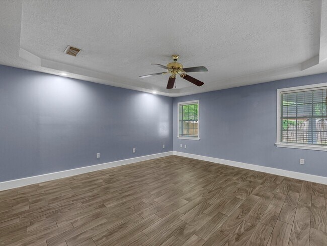 Building Photo - 3010 Glen Spring Dr