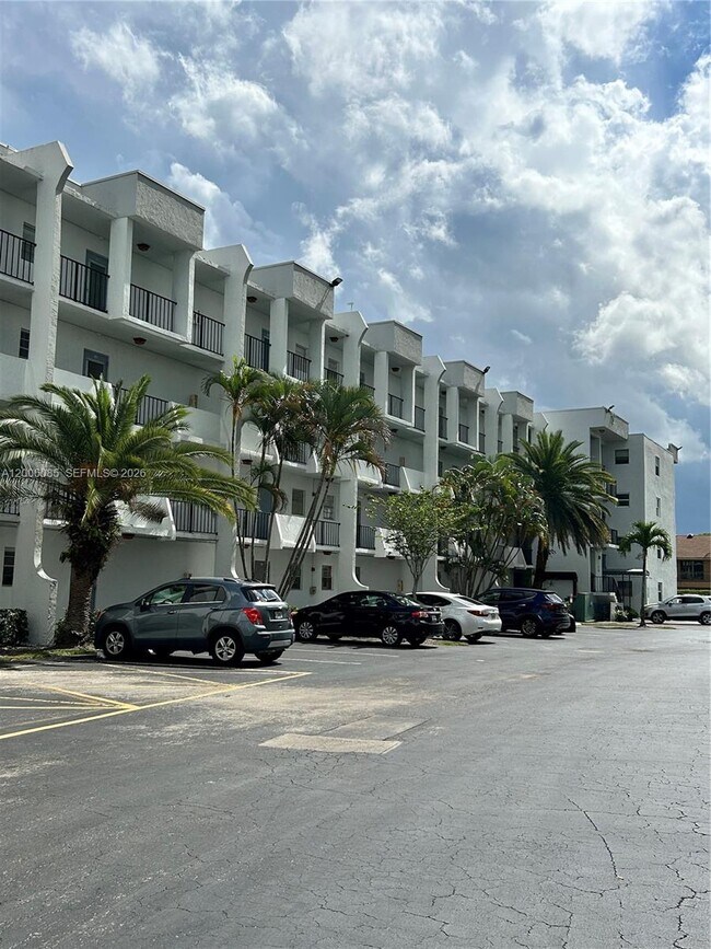 Building Photo - 3000 Sunrise Lakes Dr W