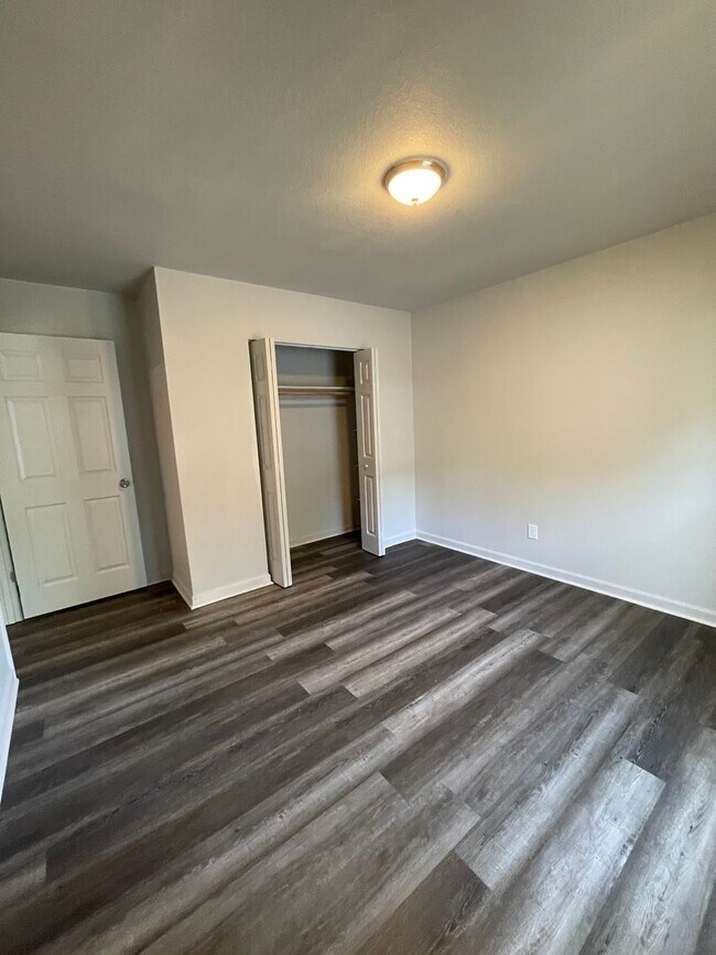 Building Photo - Beautifully renovated 3 bedroom 2.5 Bath