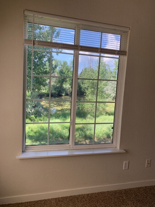 Building Photo - STUDENTS WELCOME! Remodeled 2 Bedroom 2 Bathroom Second-Floor Condo