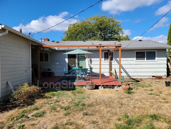 Building Photo - 1827 NW Menlo Dr