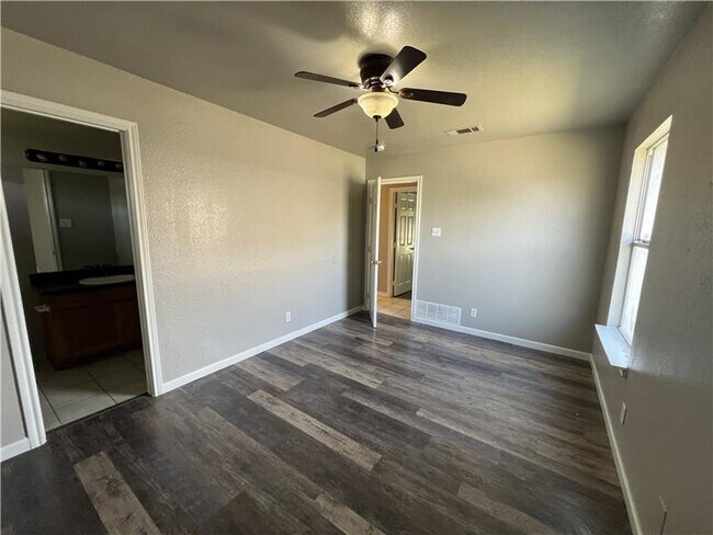 Building Photo - 3607 Crescent Dr