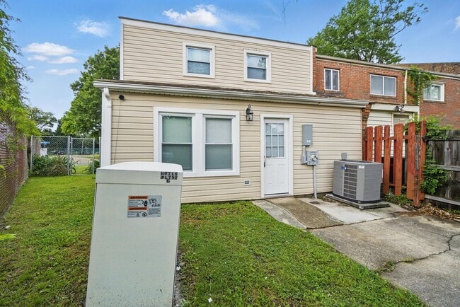 Building Photo - Mangold Real Estate - Conveniently Located...