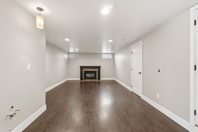 Building Photo - 6520 N Sutherlin St