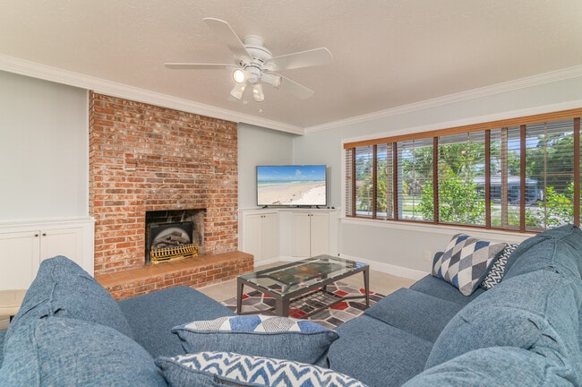 Building Photo - 2130 Pinehurst St