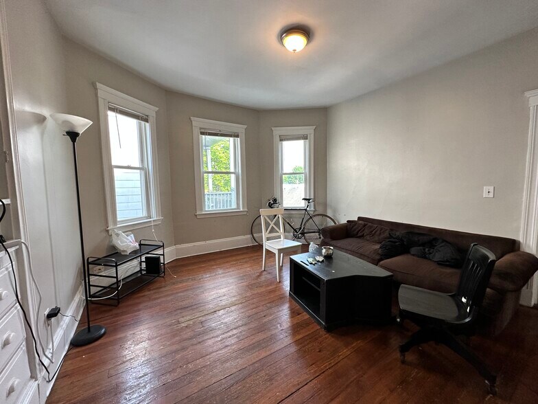 Primary Photo - 348 Faneuil St