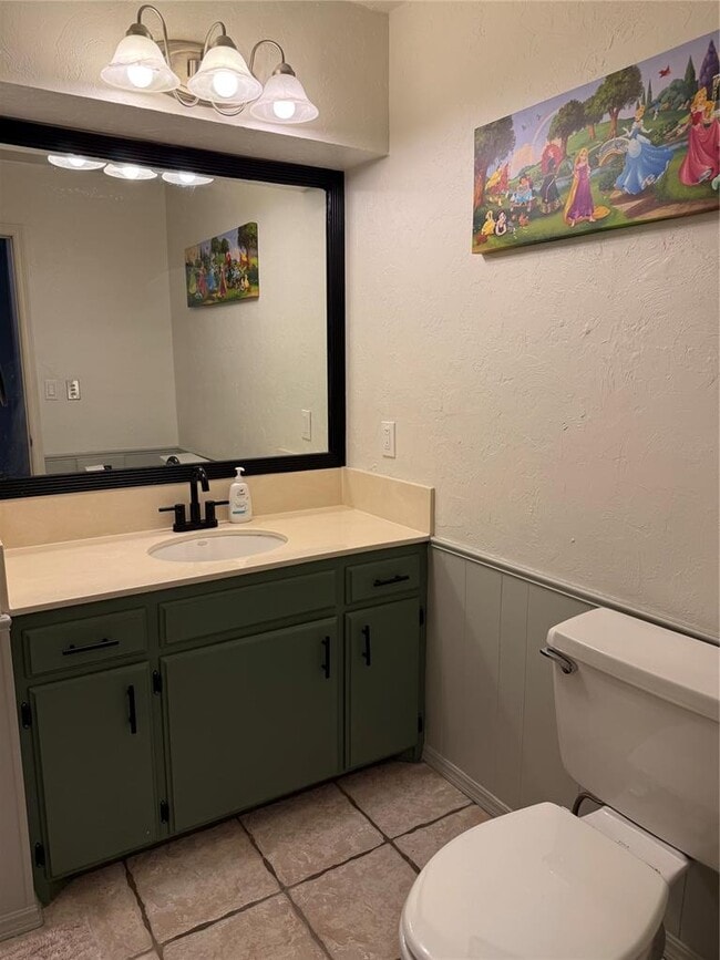 Building Photo - 1327 Canterbury Blvd