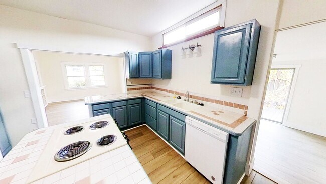 Building Photo - 3 Bed, 2 Bath House Minutes from Downtown Bellingham!