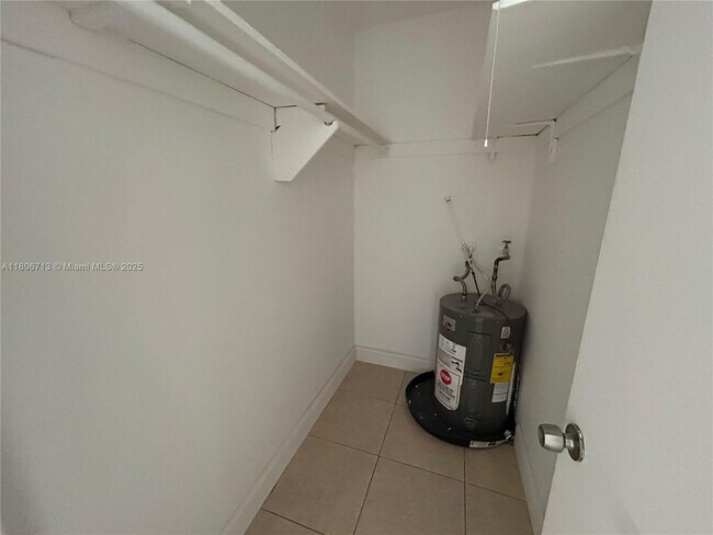 Building Photo - 1280 NE 139th St