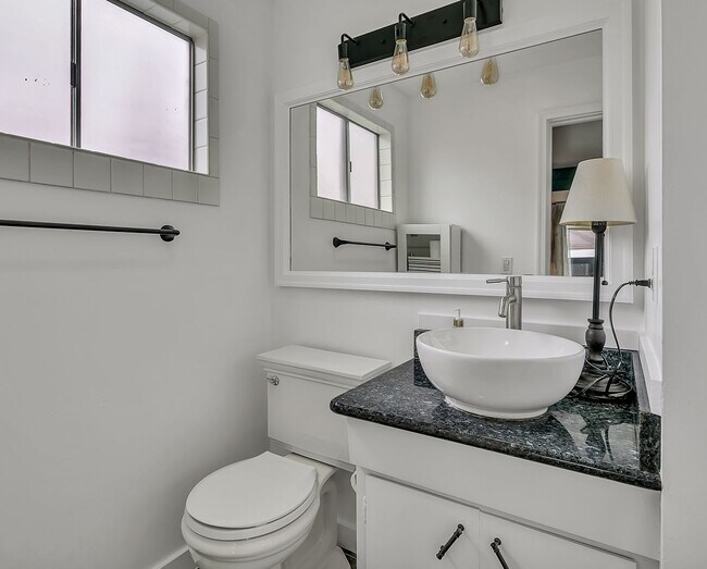 Building Photo - Rare Find: Flexible Living and Stunning Vi...