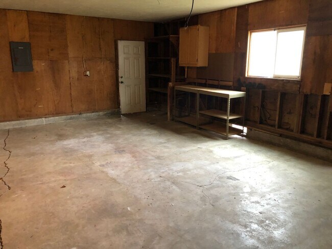 Building Photo - Updated 3 bedroom 1 bath house in Springfi...