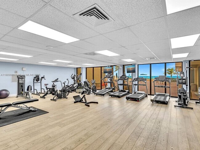 Building Photo - 1149 Hillsboro Mile