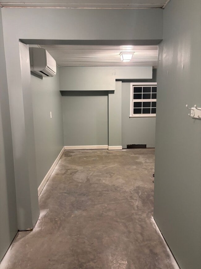 Building Photo - Charming 3BD, 2BA home with spacious yard and screened in porch