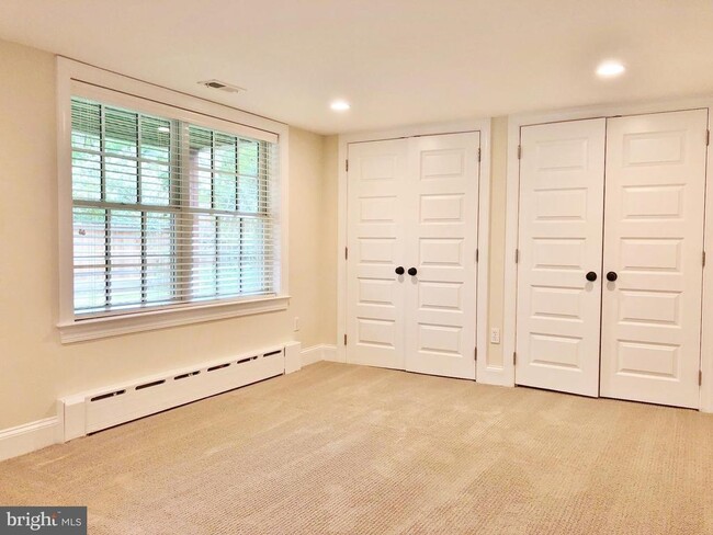 Building Photo - 5603 Chevy Chase Pkwy NW