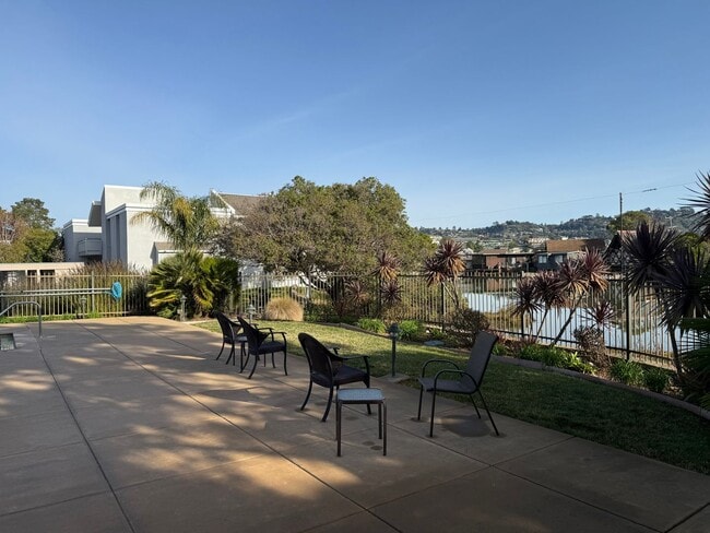 Building Photo - ONE BEDROOM ONE BATH UPDATED UPPER UNIT CONDO IN LARKSPUR ISLE