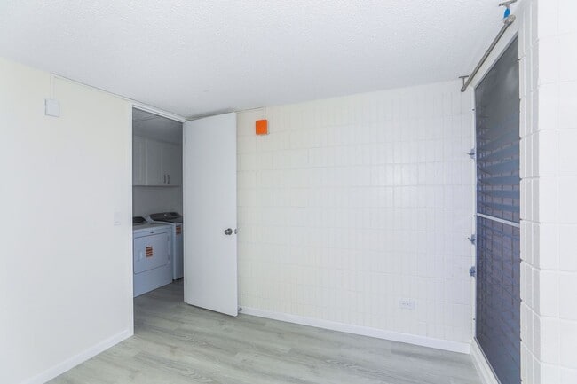 Building Photo - Sunset Lakeview - Fully renovated 3 bedroom, 2 bath on lower floor comes with tandem parking for ...